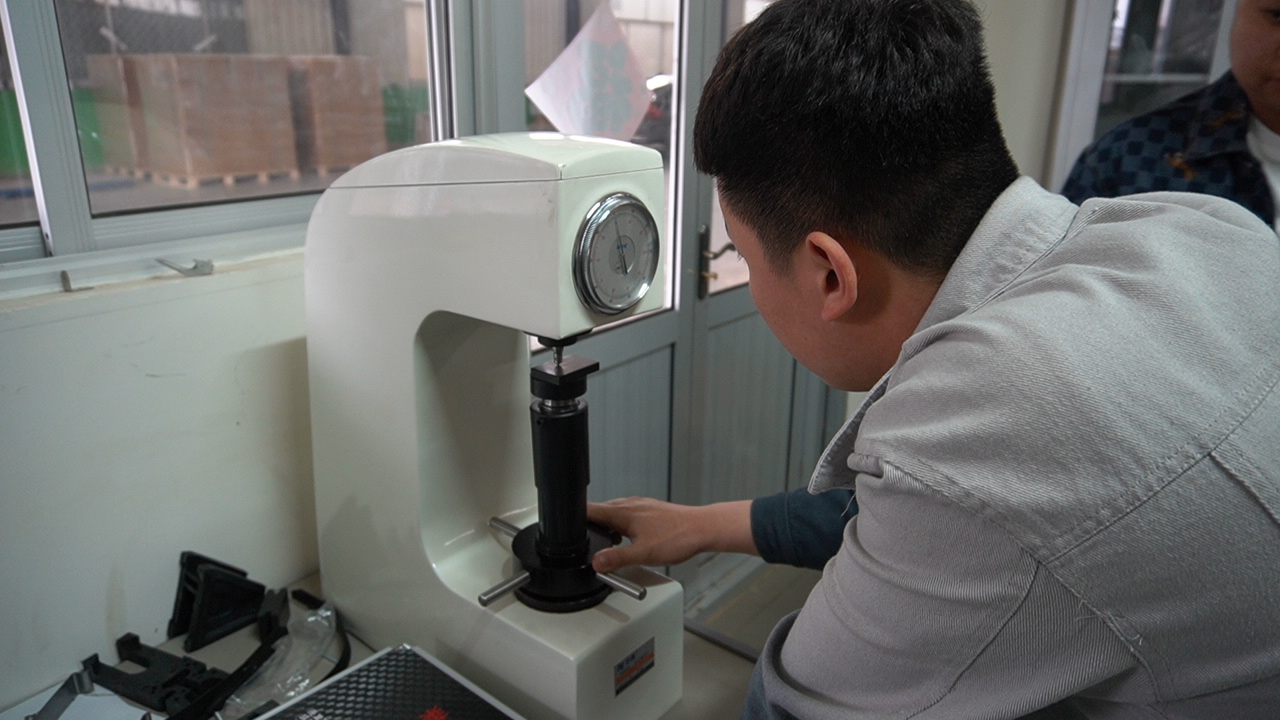 Inspector measuring a part on an optical measuring machine
